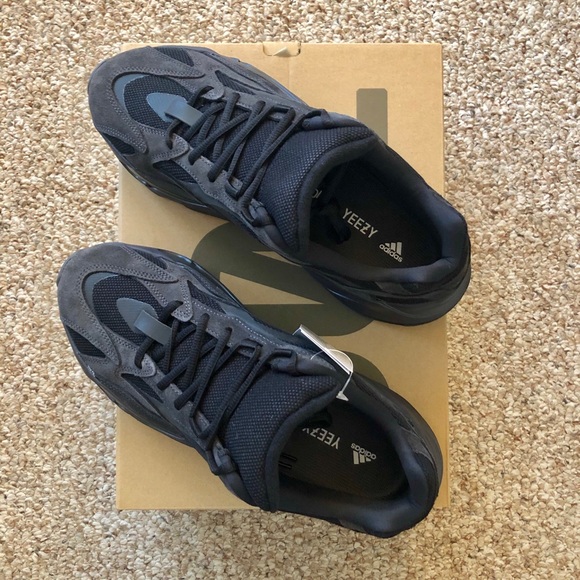 Yeezy Boost 700 V2 - Picture 5 of 8